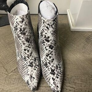 NEW Lulu’s Grey Snake cowboy Festival Pointed-Toe Ankle Booties